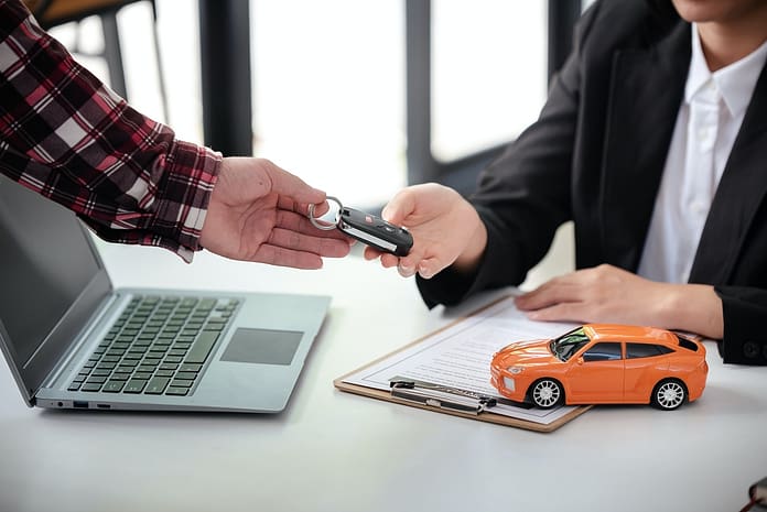 Employees sell keys to customers after agreeing to buy and sell cars. Approve auto loan contracts to Auto loan